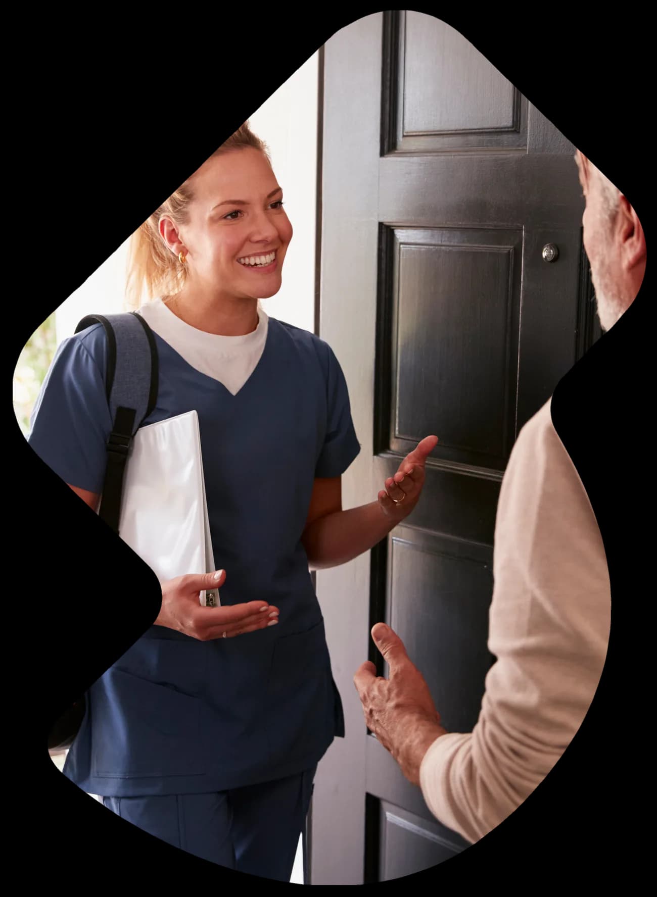 Infirmière libérale aidant une patiente à domicile - Swily